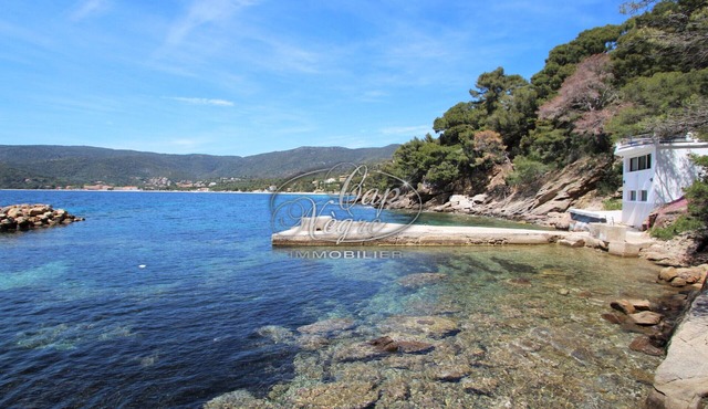Waterfront house with a rooftop and private dock in Cavalière