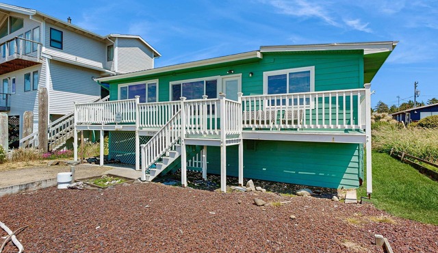 Waterfront house with ocean views & gorgeous sunsets - dog-friendly