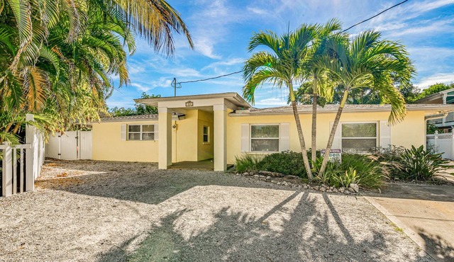 Waterfront house with pool - bring boat and rod - close to Gulf and Bay Beaches
