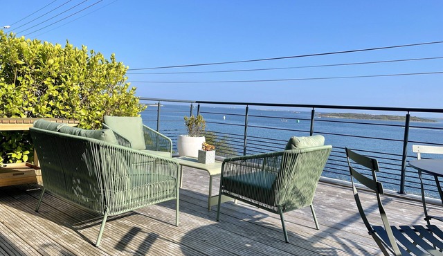 Waterfront house with large terrace on the port of Aber Wrach 4 pers