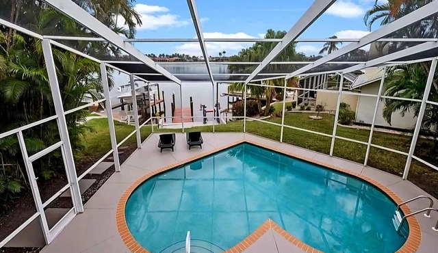 Waterfront-House with Gulf access, heat. pool/spa, boat-dock, great neigborhood