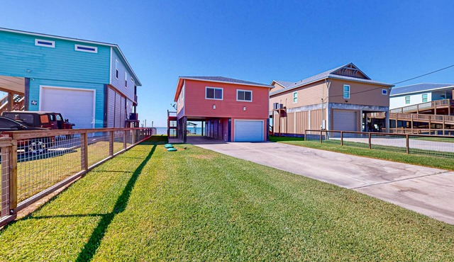 Waterfront house with private patio, dock access and free WiFi