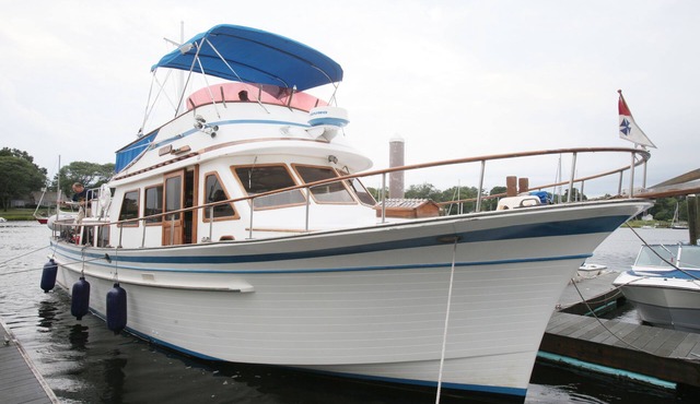 Waterfront Houseboat - 45' AlbinYacht - Sleeps 4-6
