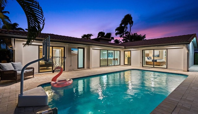 Waterfront~HUGE Heated Pool~Open Floor Plan~BIG Patio with Lots of Seating + Dock~Near Beaches