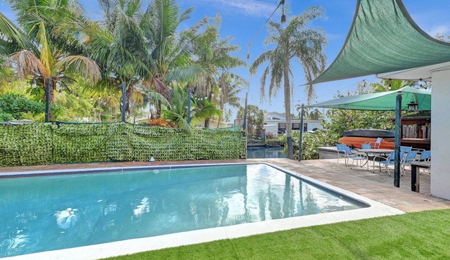 Waterfront huge Villa w/pool + tikibar + games