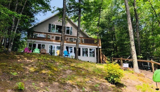 Waterfront in Traverse City. Pool table. NEW! Hot tub. Dog okay.