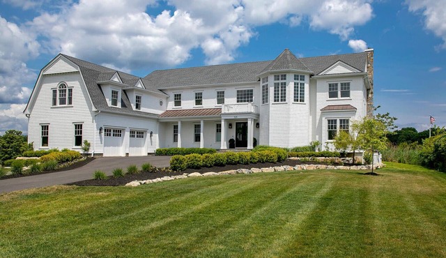 Waterfront, infinity edge pool and 3 miles to the beach!