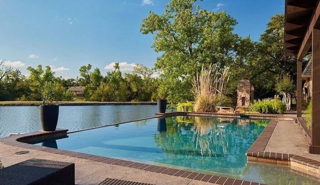 WATERFRONT 🎣 | INFINITY SALTWATER POOL 🏊 | HOT TUB | LAKEFRONT | LAKE HEFNER |
