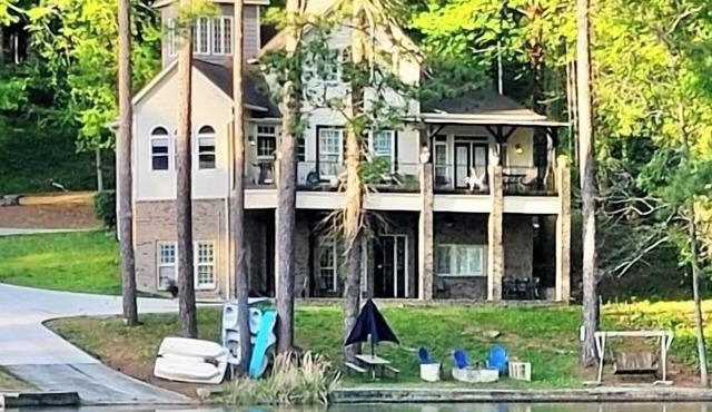 WATERFRONT kayaks, paddleboat & Beautiful Mountain Views, convenient to shopping