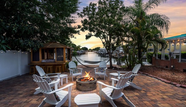 Waterfront, Kayaks, Paddle Board, Heated Pool, Hot Tub, 6BR