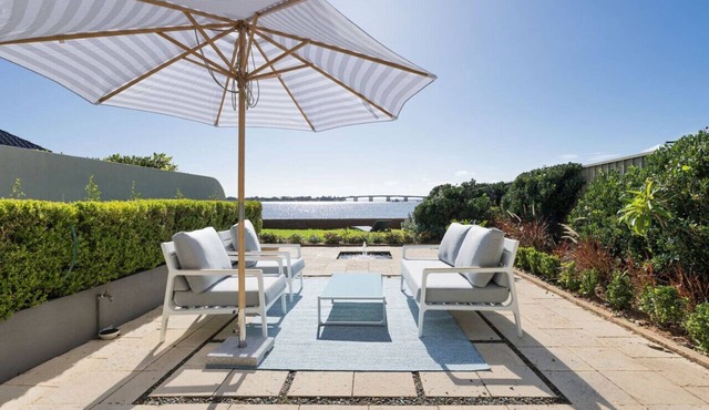 Waterfront King Bed Courtyard Apartment