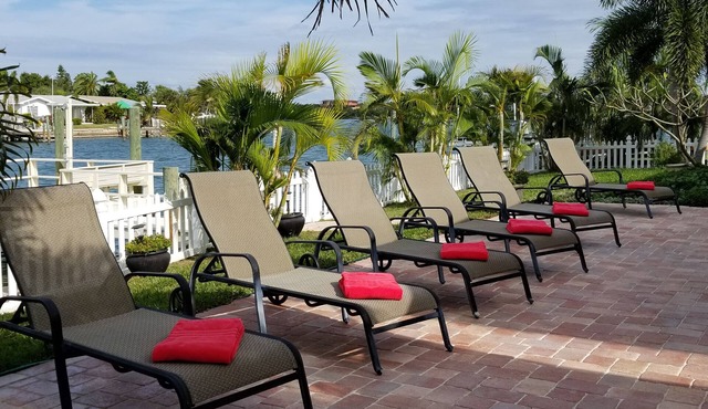 Waterfront Luxury Oasis - Steps to Beach n - Kayaks, Private Dock & Patio 🏖