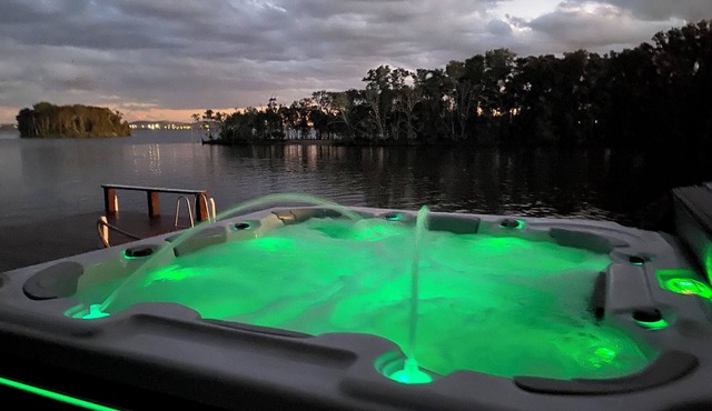 Waterfront Lakehouse with Hot-Tub