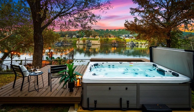 *Waterfront* Lake Austin Home ~Boat Slip~ Hot Tub