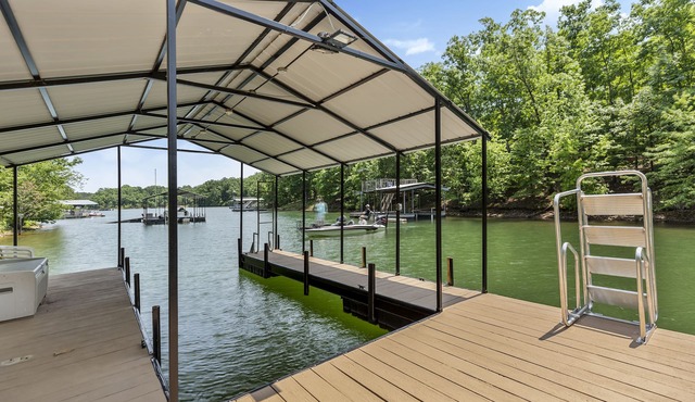 Waterfront Lake Cabin! PRIVATE Dock, 12 Mins to Hartwell! 1 mile to boat launch
