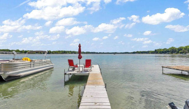 Waterfront lake cottage on gorgeous Clark Lake in Jackson! 4 bedrooms, sleeps 10