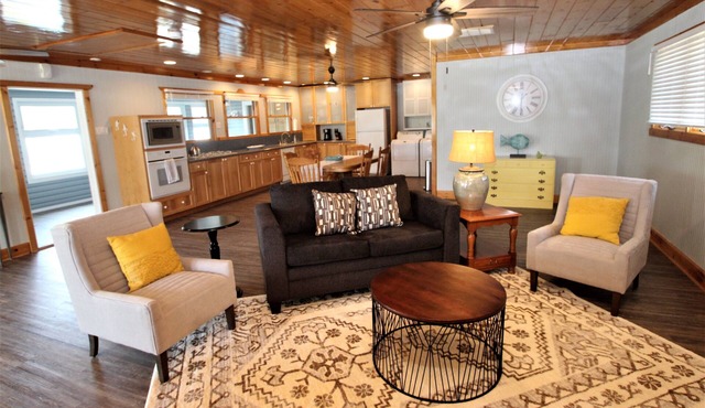 Waterfront Lake Cottage w/Hot Tub!