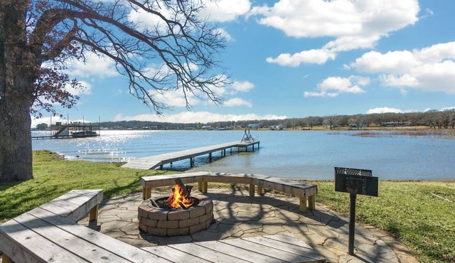 Waterfront Lake Cottage, Spacious Outdoor Deck & Dock! Dog friendly firepit &BBQ