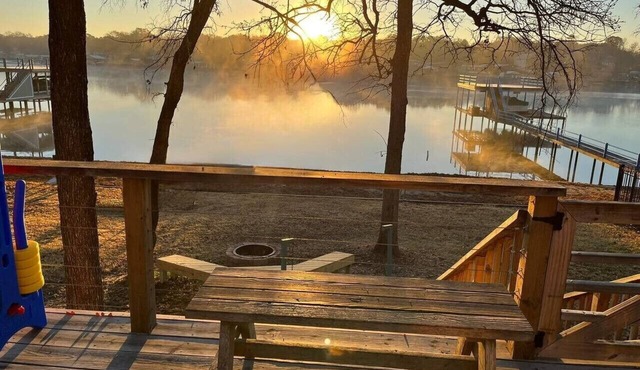 Waterfront Lake Cottage, Spacious Outdoor Deck! 🐕 🐶 BBQ grill and Firepit!
