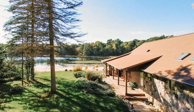 Waterfront Lake Cottage w/Private Beach - Kayak at the Hemingway Lodge!