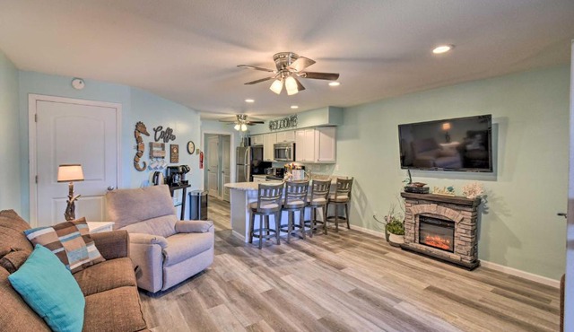 Waterfront Lake Delton Condo with Pool and Spa Access!