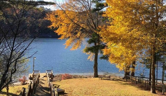 Waterfront Lake Glenville Log Cabin Home. Minutes from hiking and Cashiers, NC