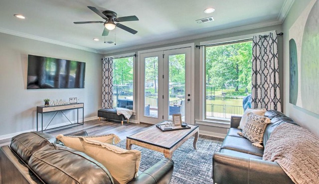 Waterfront Lake Hamilton Home Dock and Grill!