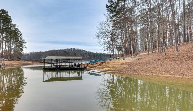Waterfront Lake Hartwell Retreat w/Indoor Hot Tub