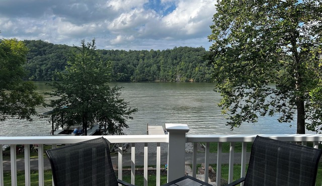Waterfront Lake Home (Claytor Lake) near VT and RU