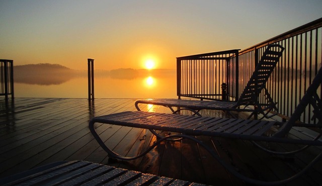 Waterfront lake home on Lake Lanier /double slip Private Dock #staycation