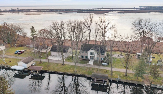 Waterfront Lake Home on Lake Poygan – Boat Lifts, Canal Access & Stunning Views