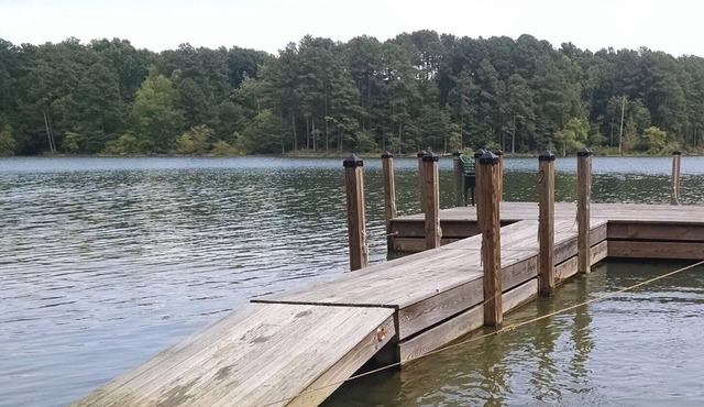 Waterfront Lake Home - Private Dock & 1/4 Mile Beach - High Speed Wifi - RV Hook