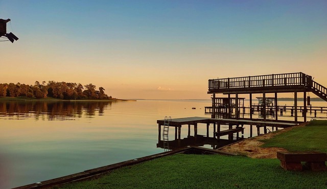 Waterfront lake house, huge deck, king beds, family friendly on Lake Livingston!