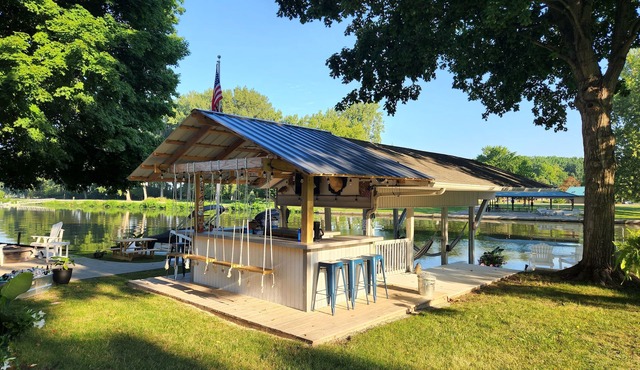 Waterfront Lake House, 20 person Tiki, Outdoor firepit, & Great location!