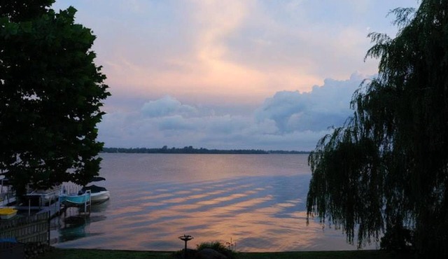 Waterfront Lake house (Sandy Pond, Lake Ontario)