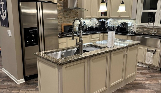 Waterfront Lake House. 206lf of waterfront, AWESOME sunsets, Beach, pier, Kayaks