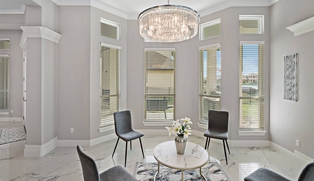 Waterfront Lake House + Heated Pool + HotTub + DT & Beach 20mins n