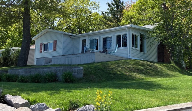 Waterfront- Lake Huron Cottage Quiet Retreat