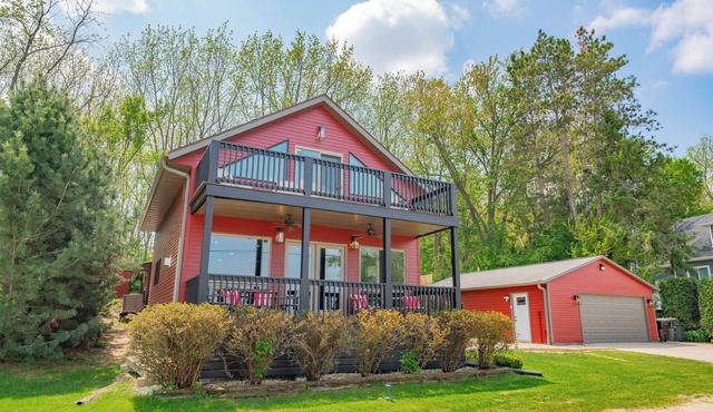 Waterfront Lake Koshkonong Retreat - 5BR with Fire Pit, Pier & Social Garage