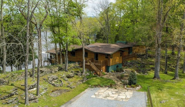 Waterfront Lake Life - Log Cabin on Boone Lake
