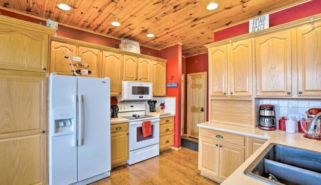 Waterfront Lake Mitchell Cottage w/Sunset Views