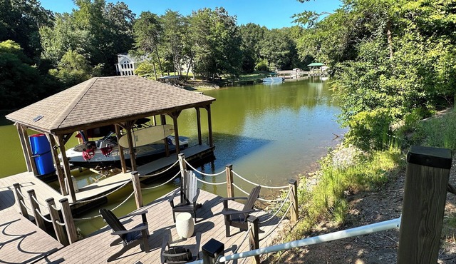 Waterfront Lake Norman - Sleeps 10, Hot Tub, 2kayaks, pedal boat, paddle board