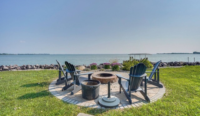 Waterfront Lake Poinsett Retreat w/Fire Pit!