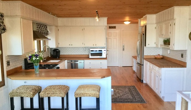 Waterfront Lake Ripley getaway. Kayak, paddleboard and fish from private pier!