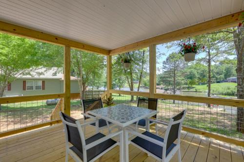 Waterfront Lake Sinclair Home Dock and Grill!