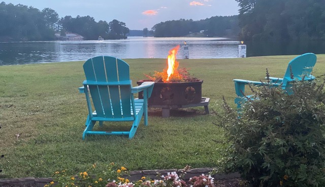 Waterfront Lake Greenwood. King beds. Hot tub. Pellet grill