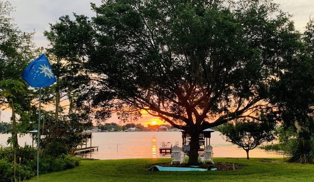 Waterfront Lakehouse, Private Dock, Tiki Bar, Playground, Near Legoland | Lake Idylwild Delight