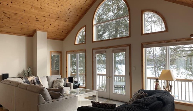 Waterfront lakehouse on pristine Horn Lake
