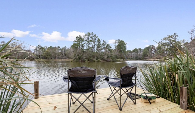Waterfront Lakehouse Sleeps 10 Pet-Friendly Fishing Lake Retreat
