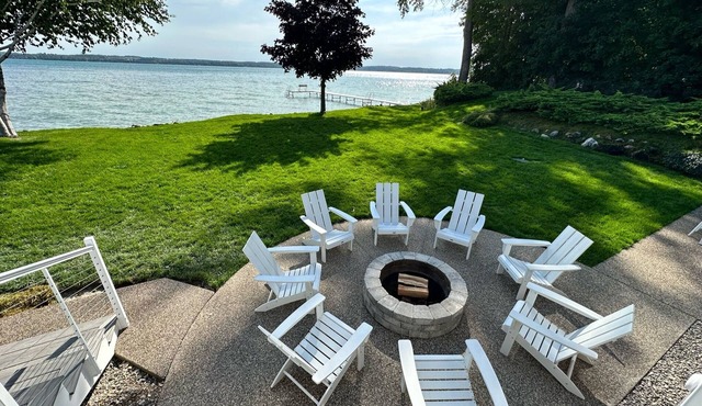 Waterfront Lakehouse - Completely Remodeled - Watersports + Hot Tub